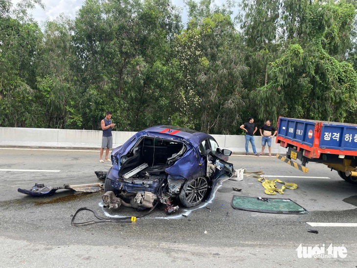 ‘Siêu xe’ tông hộ lan đường Mai Chí Thọ, bánh và bộ phận xe văng vài chục mét - Ảnh 7.