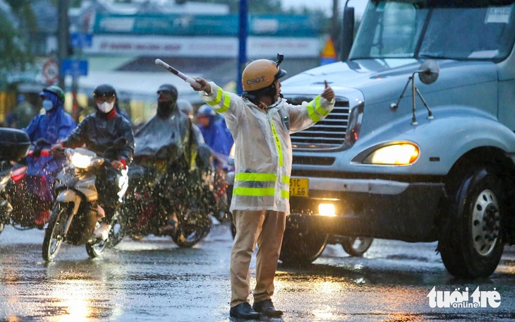 Đường vào phà Cát Lái ùn ứ sau lễ, nhân viên bán vé từ xa giảm áp lực dồn về bến tàu - Ảnh 4.
