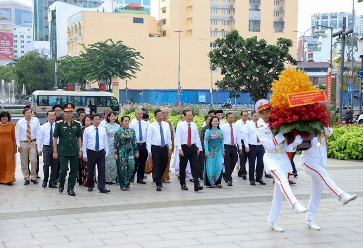 Lãnh đạo TP.HCM dâng hoa, dâng hương Chủ tịch Hồ Chí Minh nhân Quốc khánh 2-9 - Ảnh 1.