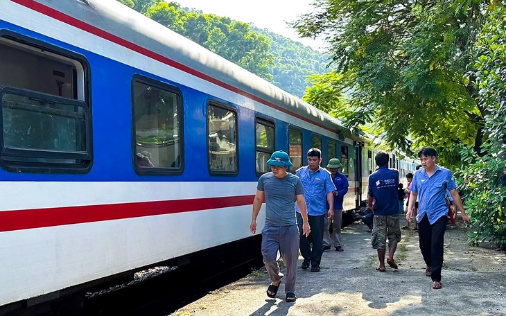 Tìm ra nguyên nhân tàu liên tục trật bánh khi đi qua ga Lăng Cô ở Huế - Ảnh 4.