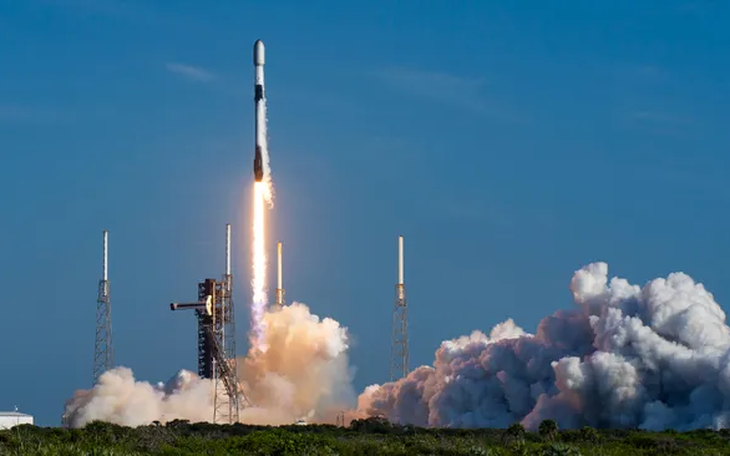 Mảnh vỡ tên lửa Falcon 9 của SpaceX thắp sáng bầu trời châu Âu - Ảnh 2.