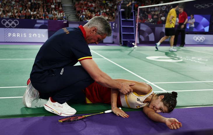 Carolina Marin khóc nức nở sau khi bị chấn thương phải bỏ cuộc ở bán kết - Ảnh: REUTERS