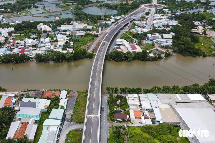 Dự án cầu Cây Khô bắc qua rạch Ông Lớn (nối đường Nguyễn Bình, huyện Nhà Bè qua đường Phạm Hùng, huyện Bình Chánh) có vốn đầu tư khoảng 500 tỉ đồng, dài 485m đã hoàn thiện cơ bản. Dự kiến sẽ thông xe vào dịp 2-9 này - Ảnh: PHƯƠNG NHI