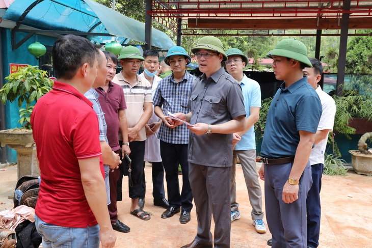 Phó chủ tịch thường trực UBND tỉnh Lạng Sơn Dương Xuân Huyên (giữa) trực tiếp đến hiện trường thăm hỏi, động viên gia đình có người thiệt mạng - Ảnh: ĐÌNH QUYẾT