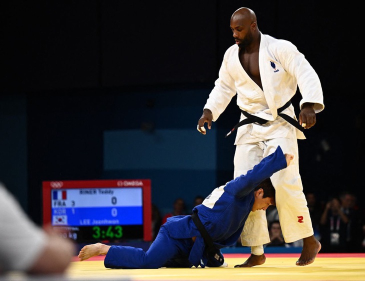 Võ sĩ judo Hàn Quốc 83kg bị ‘gã khổng lồ’ Teddy Riner xách cổ- Ảnh 3. Lee Joon Hwan (áo xanh) hoàn toàn thất thế trước Teddy Riner