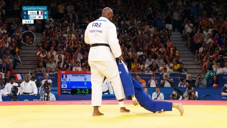 Võ sĩ judo Hàn Quốc 83kg bị ‘gã khổng lồ’ Teddy Riner xách cổ- Ảnh 1. Võ sĩ judo Hàn Quốc 83kg bị ‘gã khổng lồ’ Teddy Riner xách cổ- Ảnh 1.