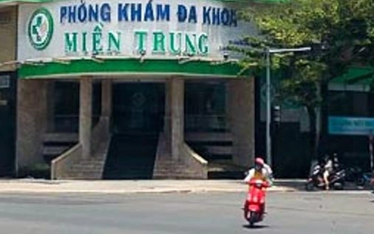 Nhóm người làm giả hồ sơ cho bác sĩ Trung Quốc khám, chữa bệnh - Ảnh 2.