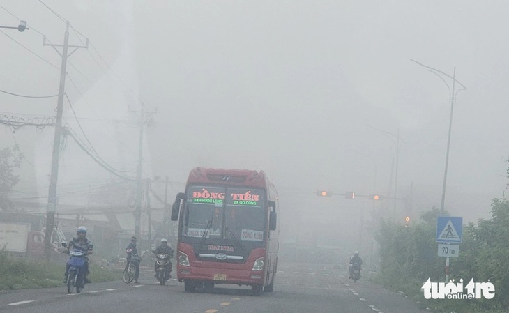 Mặc dù đã hơn 6h30 ngày 5-8 nhưng sương mù vẫn dày đặc trên quốc lộ 50, đoạn qua xã Mỹ Phong, TP Mỹ Tho, tỉnh Tiền Giang - Ảnh: HOÀI THƯƠNG