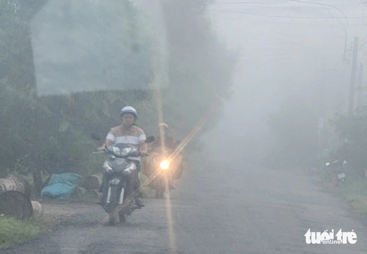 Do sương mù dày đặc nên hầu hết người đi đường phải bật đèn khi di chuyển - Ảnh: HOÀI THƯƠNG