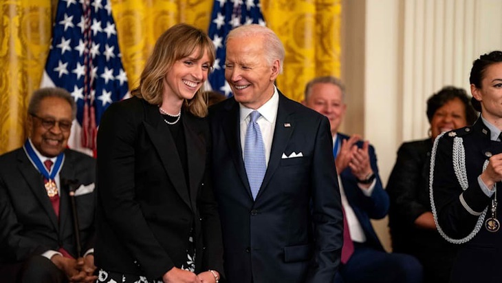 Ledecky được trao tặng Huân chương Tự do từ Tổng thống Joe Biden vào năm 2024 - Ảnh: GETTY