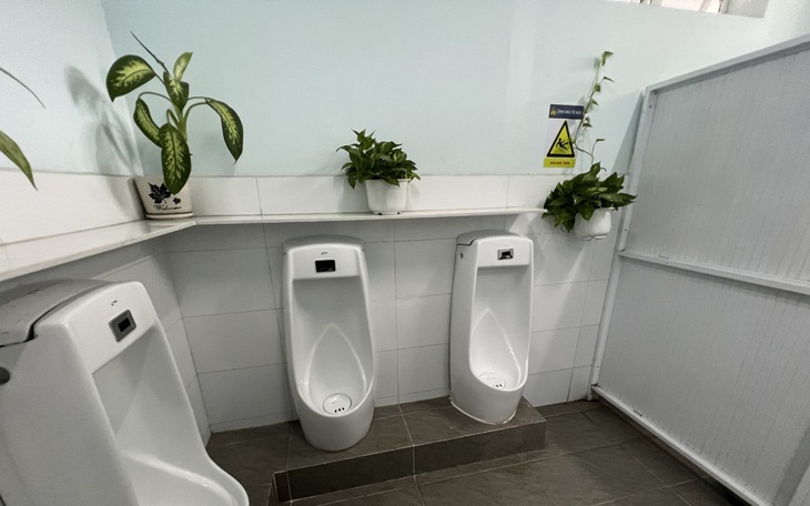 Bảo vệ bệnh viện ném chăn người nhà bệnh nhân giữa lúc trời rét, thương người nuôi bệnh phải vật vạ - Ảnh 3.