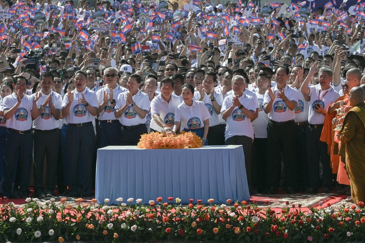 Thủ tướng Campuchia Hun Manet và phu nhân nhấn nút khởi công kênh đào Phù Nam Techo - Ảnh: AFP