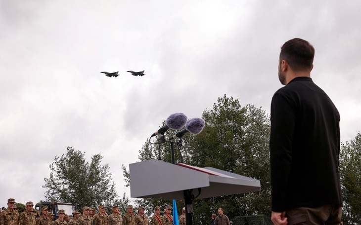 Ông Zelensky tuyên bố tiêm kích F-16 đã ra trận, đẩy lùi tên lửa và drone Nga - Ảnh 1.