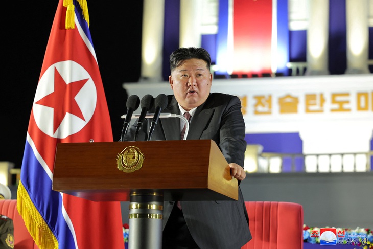 Nhà lãnh đạo Triều Tiên Kim Jong Un tại buổi lễ bàn giao các hệ thống tên lửa mới cho quân đội - Ảnh: REUTERS