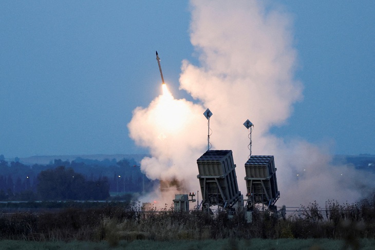 Hệ thống phòng thủ Vòm sắt của Israel khai hỏa đánh chặn rocket của đối phương - Ảnh: REUTERS