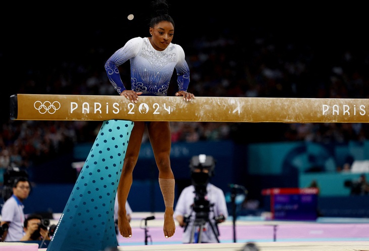 Simone Biles liên tục té ngã, Mỹ mất huy chương tại Olympic 2024- Ảnh 4.