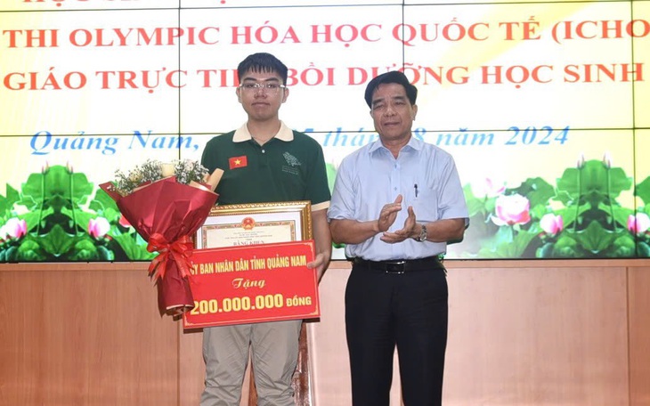 Nghệ An thưởng học sinh đạt điểm cao tốt nghiệp THPT gần 19 triệu đồng - Ảnh 2.