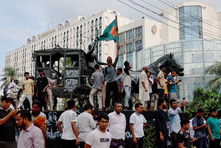 Quân đội Bangladesh gặp lãnh đạo biểu tình sau khi thủ tướng chạy ra nước ngoài- Ảnh 1.