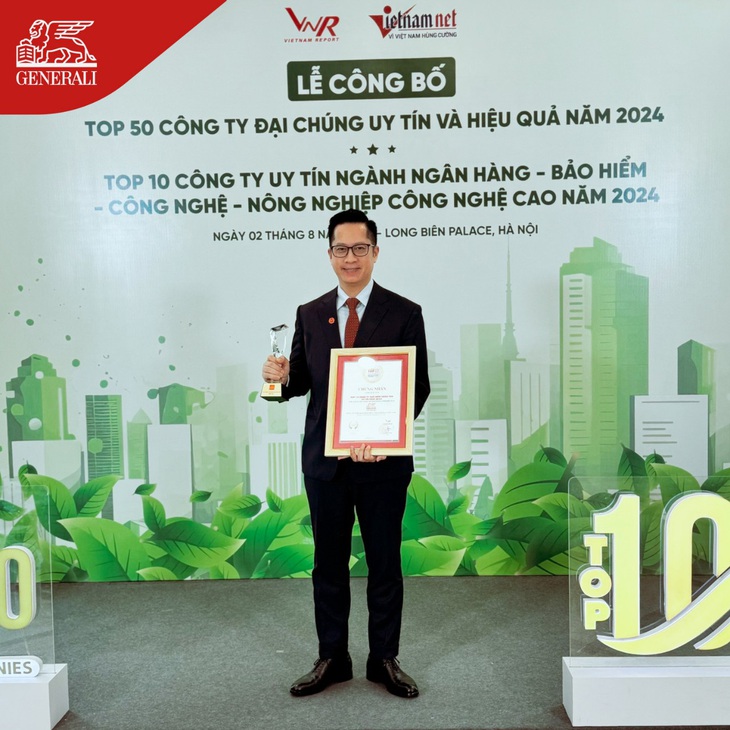 Đại diện Generali Việt Nam nhận giải thưởng Top 10 Công ty bảo hiểm nhân thọ uy tín 2024