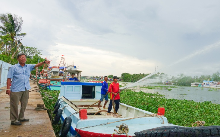 Ngư dân chế 'siêu' tàu chữa cháy