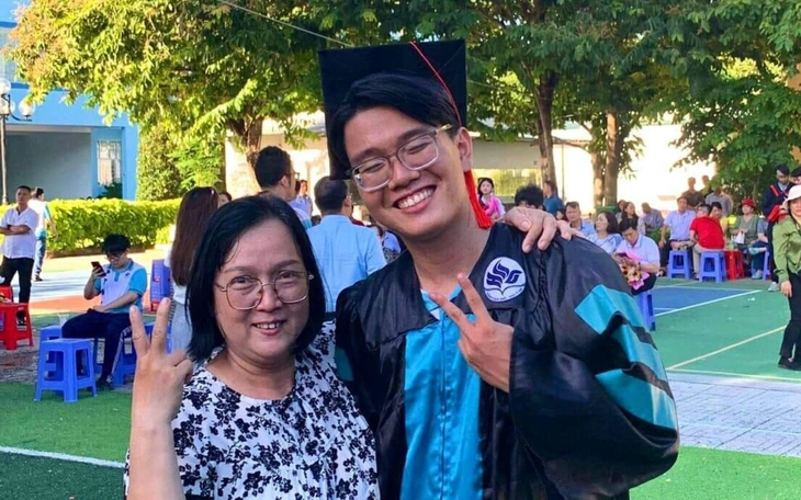 Nam sinh giành học bổng 9 tỉ ở Mỹ có mẹ mặc quần áo thừa và bố sửa xe gây xúc động Chuyện nhà thời nay - Ảnh 3.