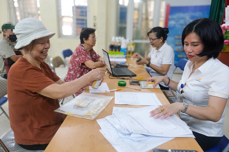 Người cao tuổi nhận lương hưu tại một điểm chi trả trực tiếp ở quận Ba Đình, Hà Nội - Ảnh: HÀ QUÂN