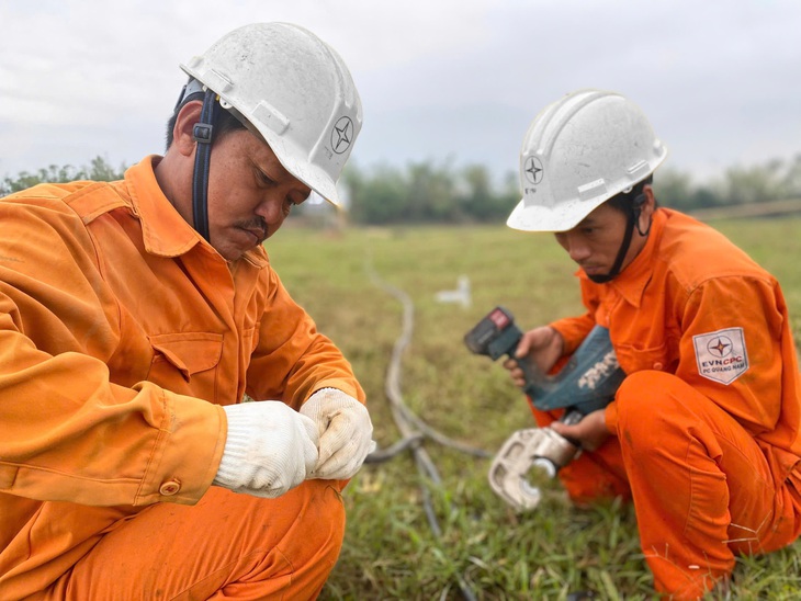 Công nhân Điện lực Quảng Nam khắc phục lưới điện bị đứt sau trận mưa bão năm 2023 - Ảnh: EVNCPC cung cấp