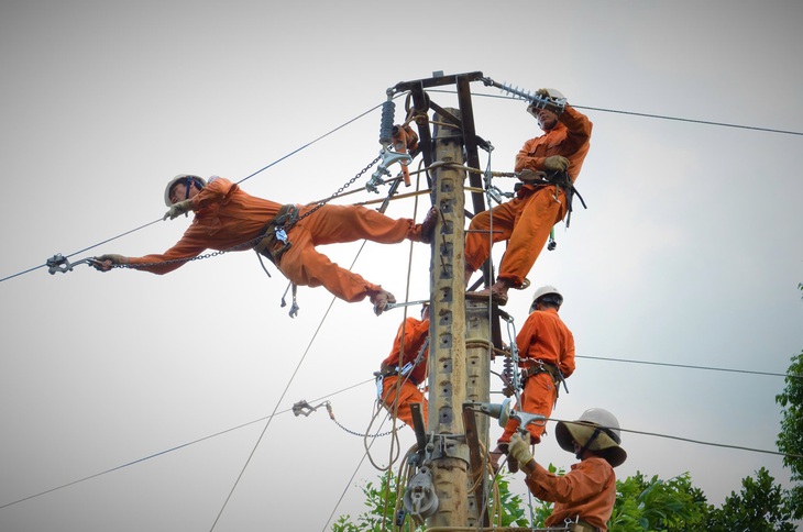 Công nhân ngành điện lực miền Trung đang rà soát lại lưới điện trên địa bàn trước mùa mưa bão đang đến gần - Ảnh: EVNCPC cung cấp