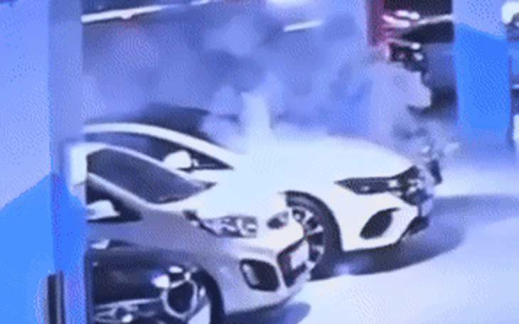 Xe điện Mercedes-Benz phát nổ: 23 người nhập viện, 70 xe xung quanh bị phá hủy