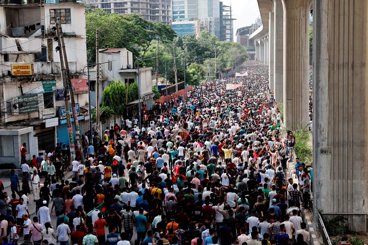 Người dân xuống đường ăn mừng việc Thủ tướng Sheikh Hasina từ chức tại Dhaka, Bangladesh ngày 5-8 - Ảnh: REUTERS