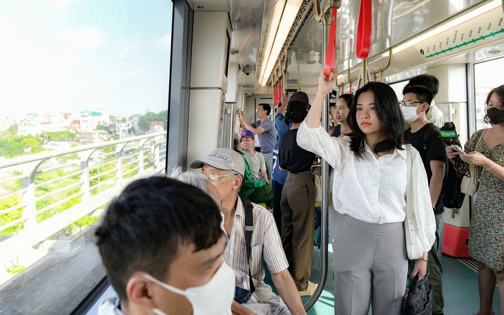 Ngày đầu metro Nhổn - ga Hà Nội hoạt động, người dân xếp hàng đi trải nghiệm