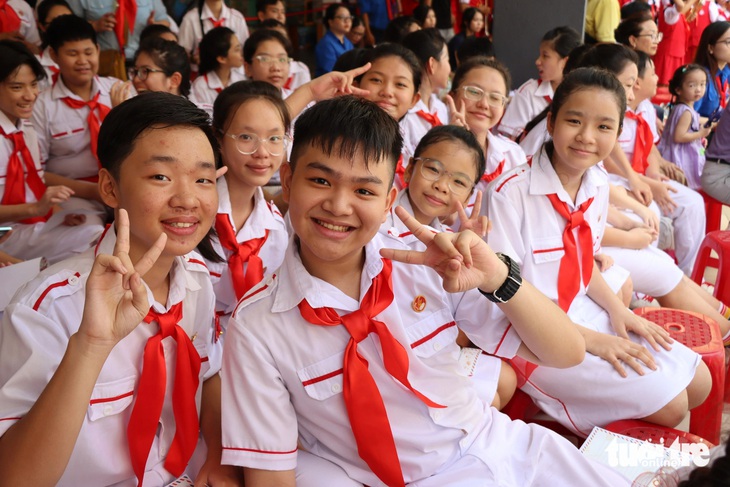 Hoàn thành phần biểu diễn, các bạn lại hào hứng cổ vũ cho các đội còn lại không phân biệt đội bạn hay đội mình - Ảnh: Q.HUY