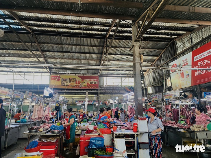 Hàng thịt heo tại chợ Cồn (Đà Nẵng) khá ảm đạm trong khung giờ cao điểm trưa 9-8 - Ảnh: ĐOÀN NHẠN