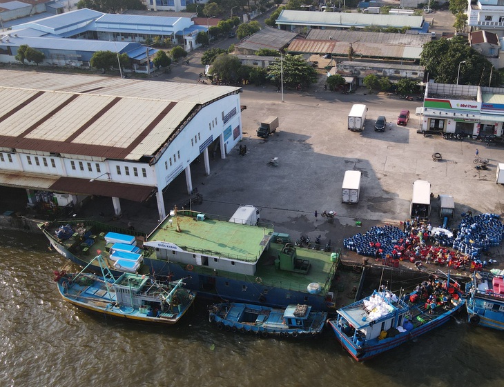 Một chiếc tàu dịch vụ hậu cần nghề cá đang bốc xếp hàng hóa tại cảng cá Phan Thiết, tỉnh Bình Thuận - Ảnh: ĐỨC TRONG