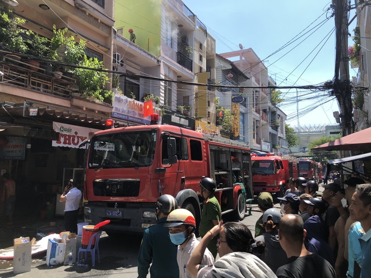 Người dân chạy ra khỏi kiệt 14 đường Đào Duy Từ (quận Thanh Khê, TP Đà Nẵng) - Ảnh: THANH NGUYÊN