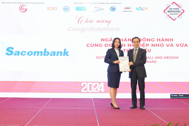 Đại diện Sacombank, bà Nguyễn Phương Huyền - Phó giám đốc phụ trách Khối cá nhân (bên trái), nhận giải thưởng 