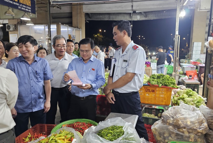 Xung quanh chợ đầu mối không kiểm soát được thì đừng nói đến an toàn thực phẩm- Ảnh 2.