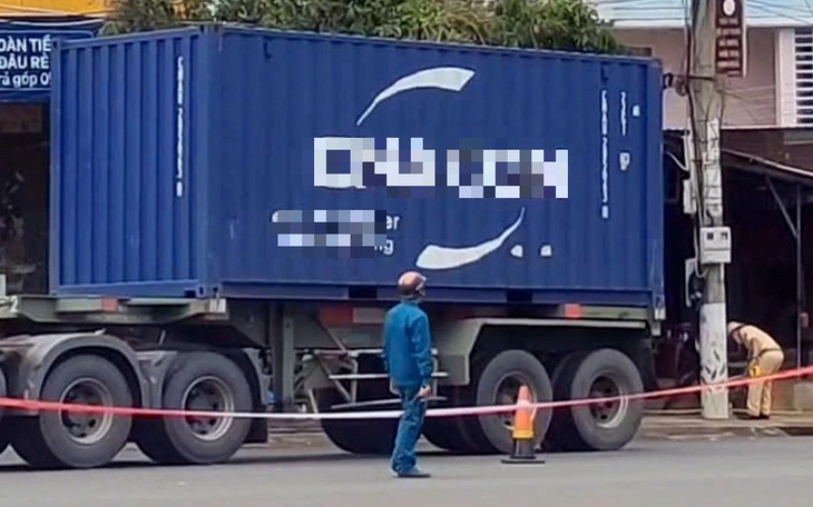 Xe container lao vào nhà dân ở Củ Chi, một người tử vong - Ảnh 4.