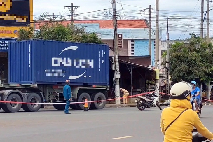 Thiếu quan sát tông chết 2 dì cháu, tài xế container bị tạm giữ - Ảnh 1.