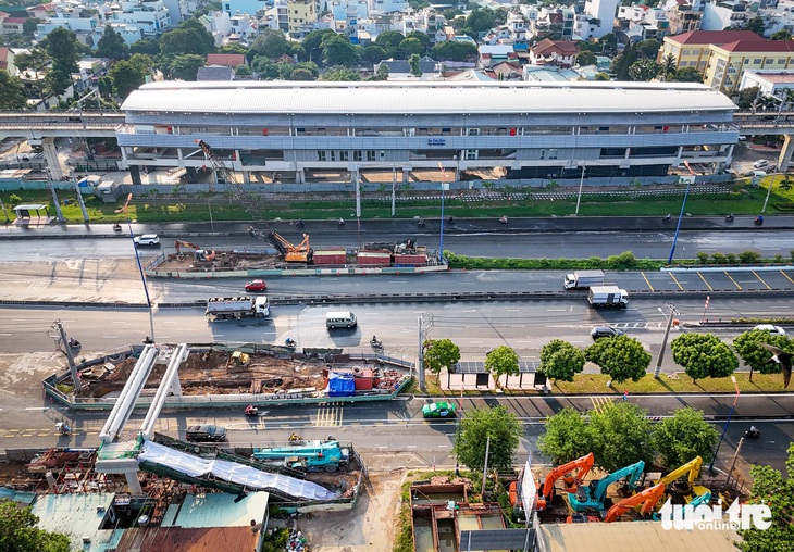 Diện mạo các cầu đi bộ kết nối ga metro số 1 những ngày sắp về đích - Ảnh 5.