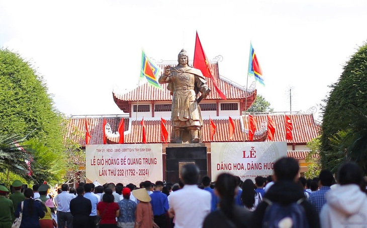 Bình Định long trọng tổ chức giỗ Hoàng đế Quang Trung lần thứ 232 - Ảnh 1.