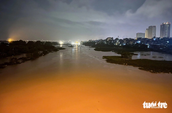 Nước trên các sông lên nhanh, Chủ tịch Hà Nội hỏa tốc yêu ứng phó lũ lớn - Ảnh 1.