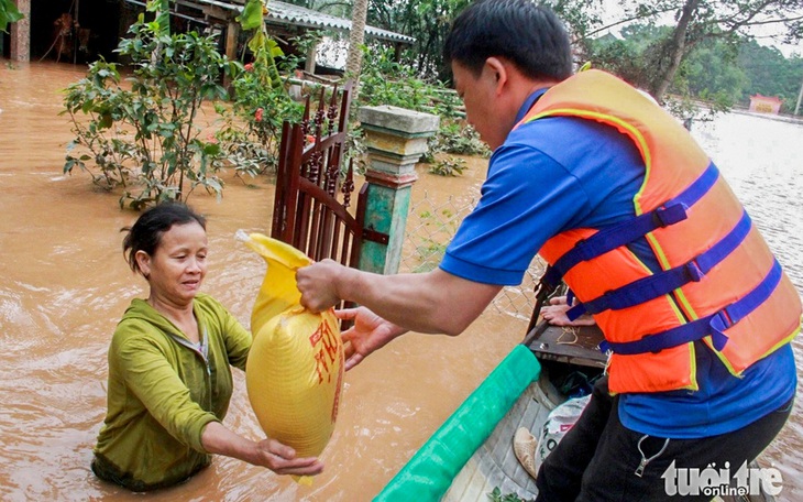 Hai người bị lũ quét tại Làng Nủ đang được điều trị tích cực tại Bạch Mai - Ảnh 2.