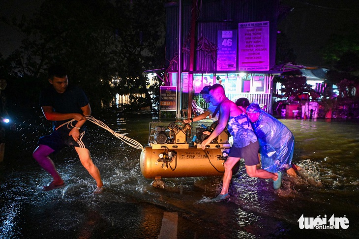 Nước sông Hồng mênh mông, người dân quận trung tâm Hà Nội trắng đêm chạy lũ - Ảnh 7.