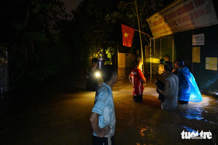 Nước sông Hồng mênh mông, người dân quận trung tâm Hà Nội trắng đêm chạy lũ - Ảnh 15.