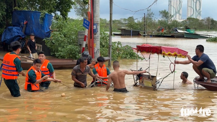 Sông Hồng dâng 10cm nước mỗi giờ, Chủ tịch Hà Nội yêu cầu tính toán phương án lũ đạt mức báo động 3 - Ảnh 2.