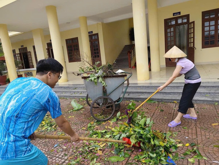 Thầy trò, phụ huynh tất bật dọn dẹp trường lớp sau bão - Ảnh 3.