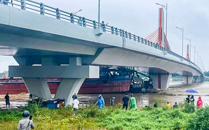 Dùng tàu kéo giải phóng 7 tàu mắc kẹt tại cầu Vĩnh Phú - Ảnh 2.