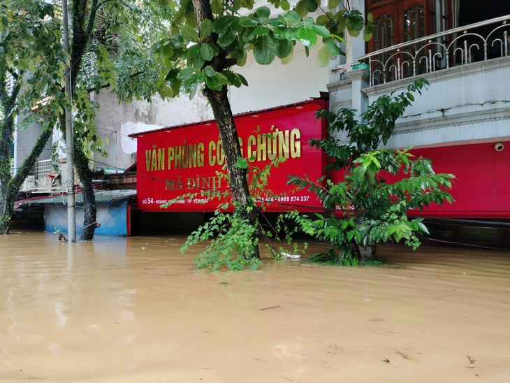 Thành phố Yên Bái vẫn chìm trong biển nước, gần 8.000 ngôi nhà bị ngập úng - Ảnh 8.