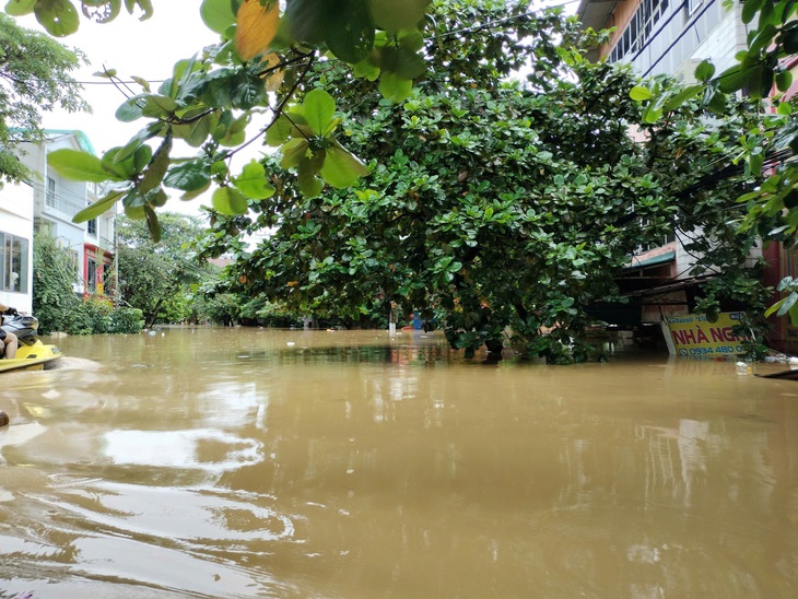 Thành phố Yên Bái vẫn chìm trong biển nước, gần 8.000 ngôi nhà bị ngập úng - Ảnh 6.